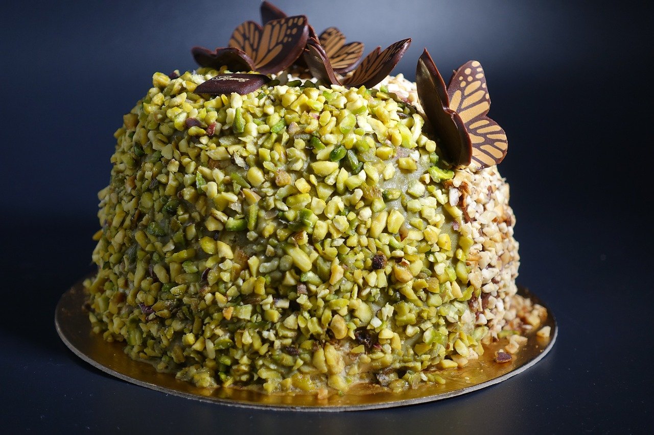How to make pistachio cake is a simple way